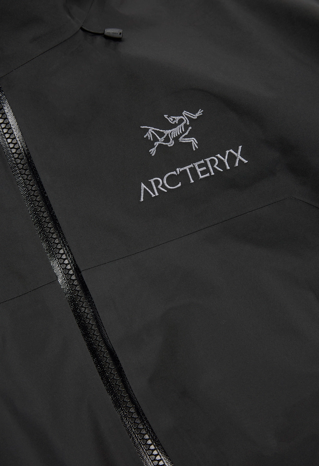 Arc'teryx Men's Beta AR StormHood GORE-TEX Pro Jacket - Black Lightweight Thermal Tech Non Restrictive Tailoring