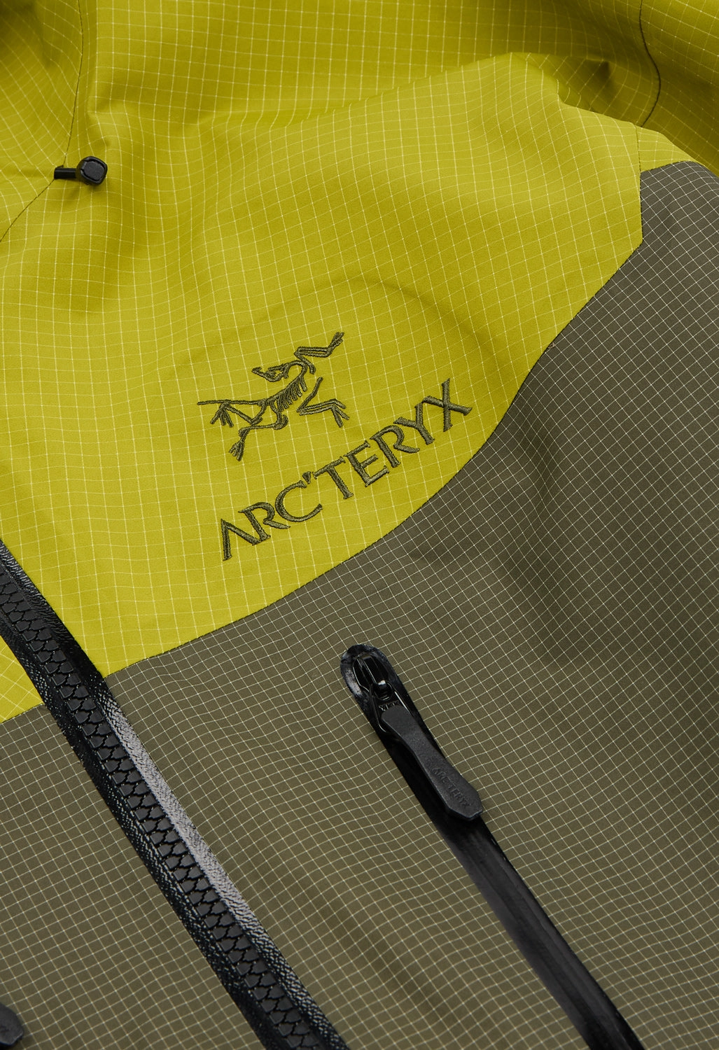 MultiPocketStyle Camo Print Arc'teryx Men's Alpha Jacket - Olive Moss / Tatsu