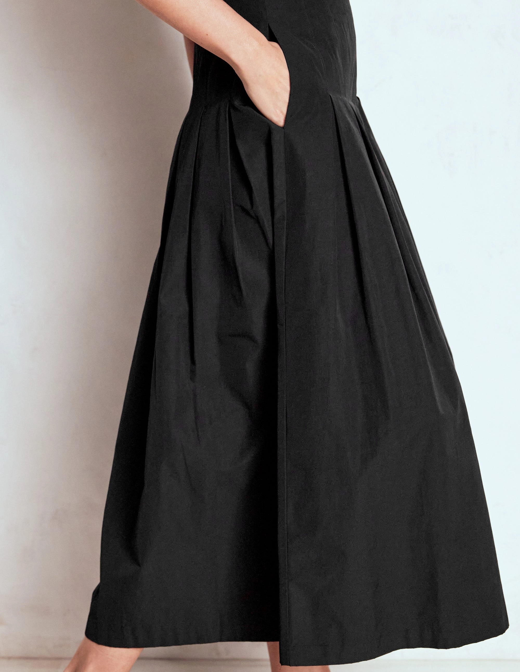 Pure Vibes Relaxed Mood Valentina Taffeta Midi Skirt-Black