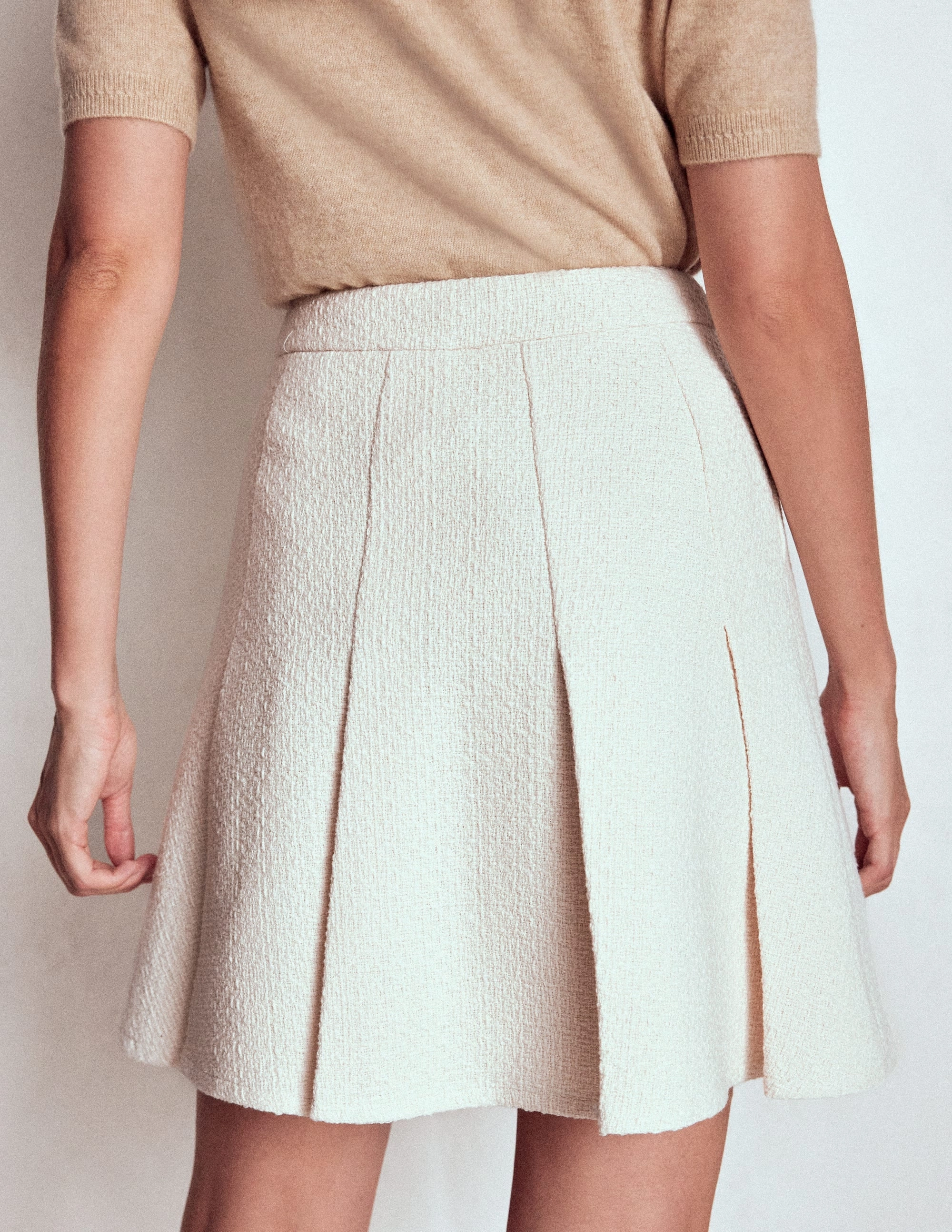 Ventilated Slits A line Flippy Textured Skirt-White