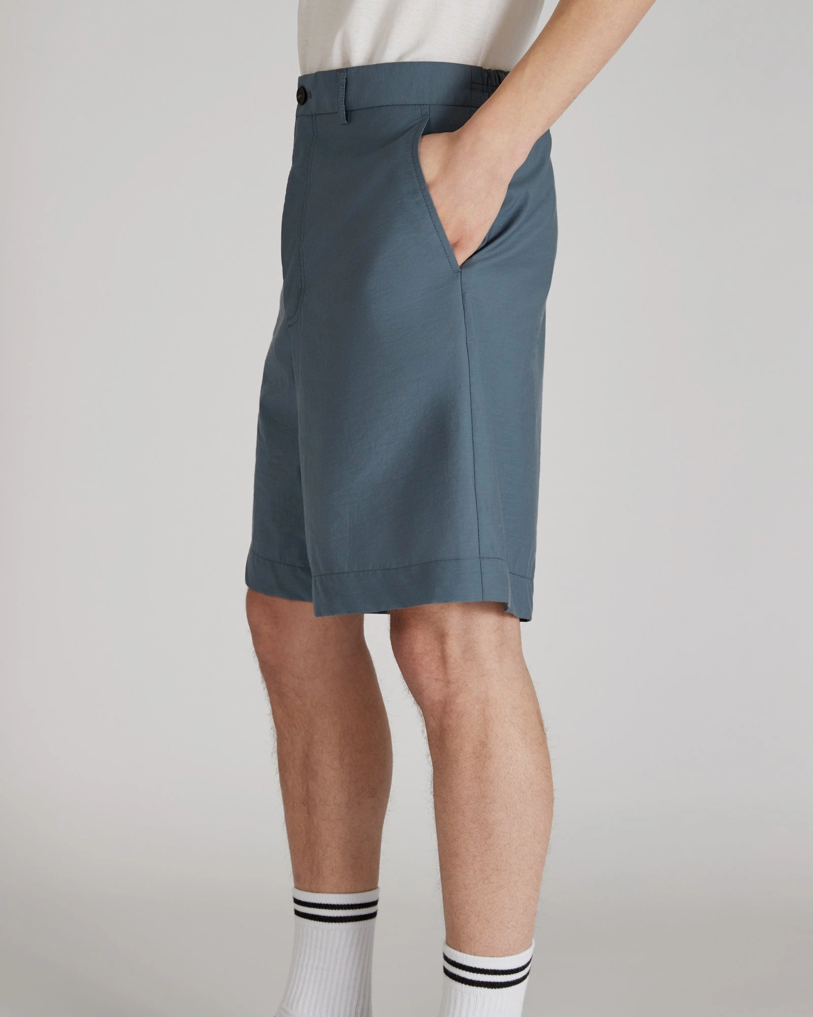 Relaxed fit cotton-nylon Bermuda shorts Anti Cling Finish Secure Cuff Design